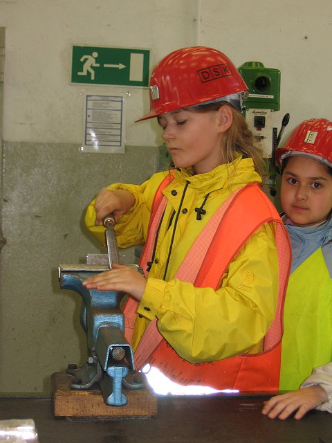 A female pupil is working with the file !