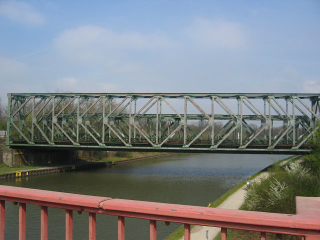 Eine Eisenbahnbrcke ber den Rhein-Herne-Kanal !